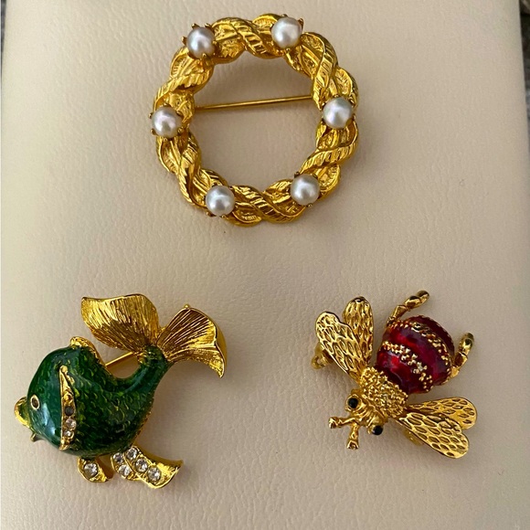 Set of three (3) custom jewelry pins- Bee, fish and circle design - Picture 1 of 5